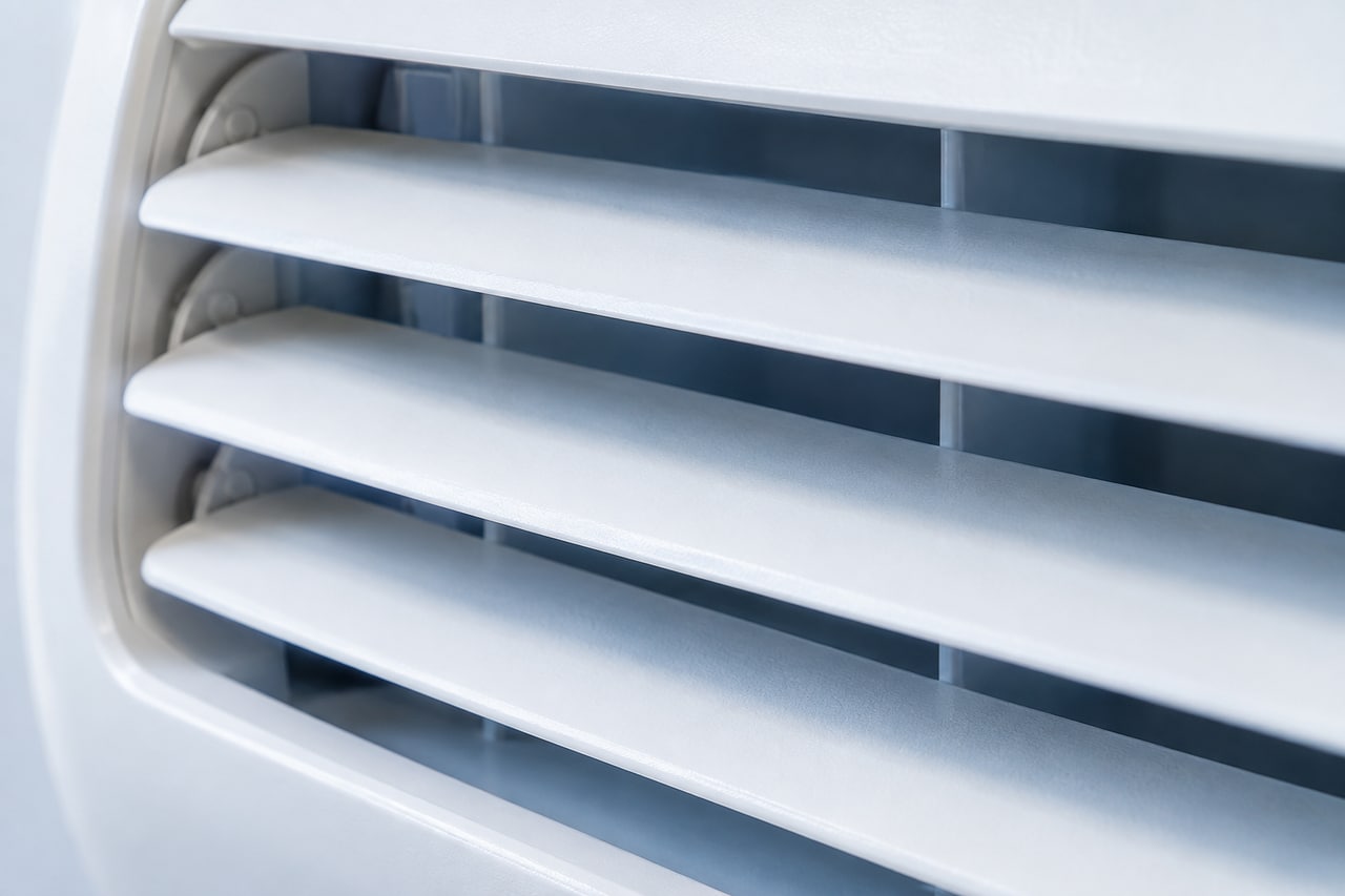 Imagem ilustrativa: Detalhe fotográfico de lâminas de ventilação brancas